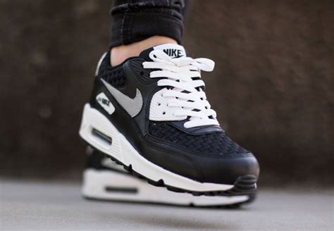 Nike Air Max 90 toe box